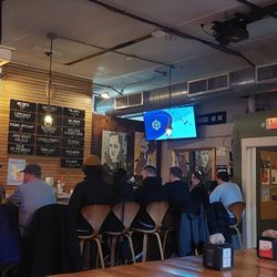 Liars Bench Beer Co - Bar and dining area
