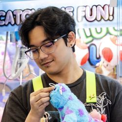 Lucky Puppy Claw Arcade - Lucky Puppy Arcade staff worker