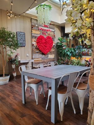 Cafe Bench | Crêpe Flushing by null