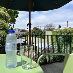 LM Art Kitchen - Sweet little, hidden patio outback!