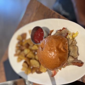 Whiskey & Oyster - Bars Near Me - Alexandria, Virginia
