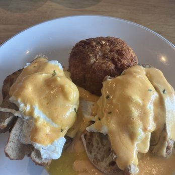 The Breakfast Bar - Eggs Papi (Served Benedict Style) - Breakfast & Brunch Near Me - Long Beach, California