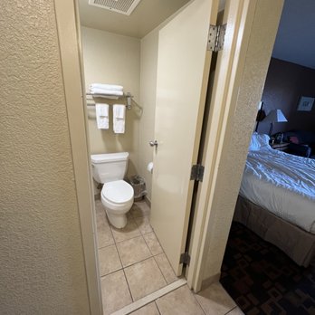Days Inn by Wyndham Gettysburg - Entrance to bathroom - Hotels Near Me - Gettysburg, Pennsylvania