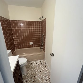 Magic Services - Bathroom before remodel - Electricians Near Me Magic Services - Bathroom before remodel - Electricians Near Me