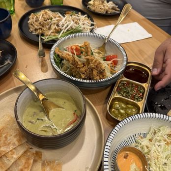 Manaao - Green curry with ribeye, papaya salad , pad thai with chicken. - Thai Near Me - Tustin, California