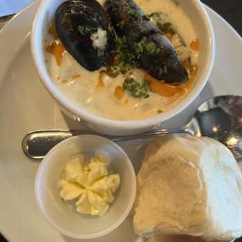 Billy's Seafood - Seafood chowder with fish, shrimp and fresh mussels. - Seafood Near Me - Saint John, New Brunswick Billy's Seafood - Seafood chowder with fish, shrimp and fresh mussels. - Seafood Near Me - Saint John, New Brunswick