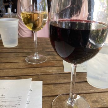 Defiance Ridge Vineyards - Wineries Near Me - Defiance, Missouri
