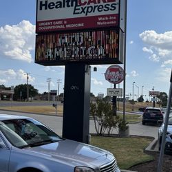 HealthCARE Express Urgent Care - Midwest City - Street sign