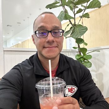 Sojeata  - Lounge area has comfy leather chairs.  The strawberry and dragon fruit drink was light,refreshing and delicious - Bubble Tea Near Me - Fullerton, California