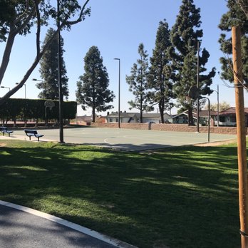 Gardenhill Park - Basketball quarts - Parks Near Me - La Mirada, California