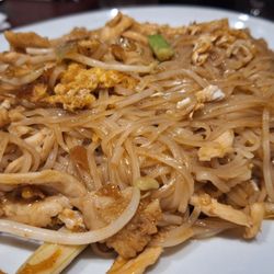 Rice Asian Grill & Sushi Bar - Thai noodles with chicken