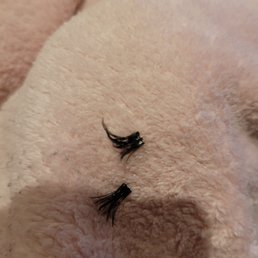 Eyelash came off in chunks after 5 days. I'm amazed how can they still stay in business.