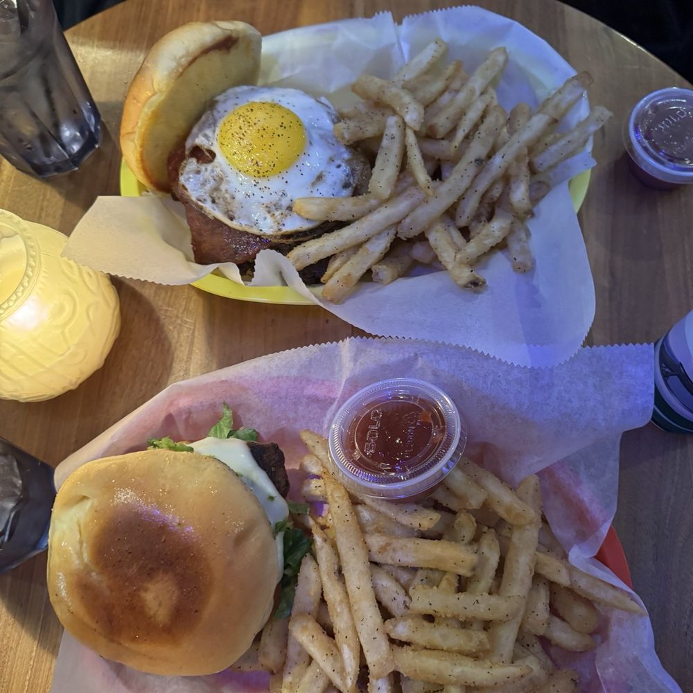 Smash Em’s Burger Bar - Aucheval burger - Burgers Near Me - St. Louis, Missouri Smash Em’s Burger Bar - Aucheval burger - Burgers Near Me - St. Louis, Missouri