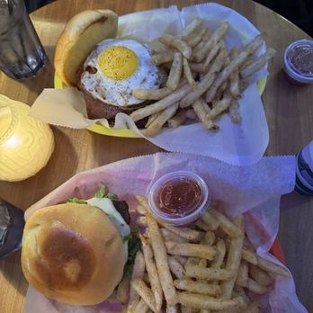 Smash Em’s Burger Bar - Aucheval burger - Burgers Near Me - St. Louis, Missouri Smash Em’s Burger Bar - Aucheval burger - Burgers Near Me - St. Louis, Missouri