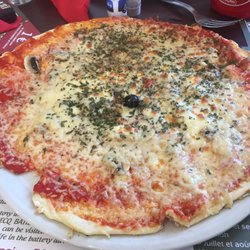 Le Normandy - It seems that it is impossible for a restaurant to churn out a pizza that looks and tastes so bad!