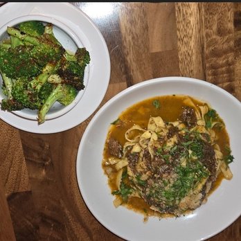 Peaches Prime - Oxtail Fettuccini & side of broccoli - Southern Near Me - Brooklyn, New York