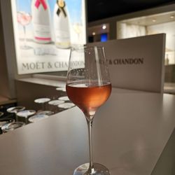 Moet & Chandon Bar