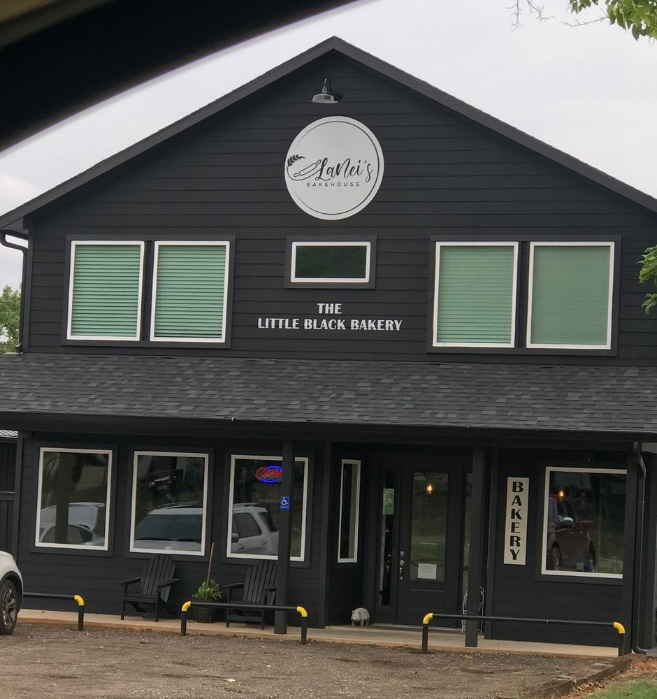 LaNei's Bake House Logo