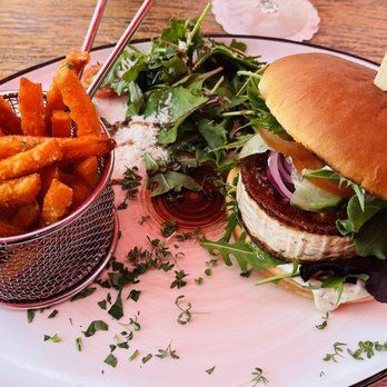 Hafenadvokatur - Ziegenkäse Burger - Restaurants Near Me - Waren, MV