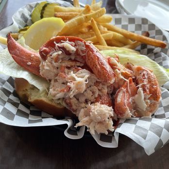 Shipwrecked - Lobster roll! - New American Near Me - Falmouth, Massachusetts