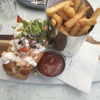 19 Raw - Lobster roll - Fantastic - Seafood Near Me - Edgartown, Massachusetts