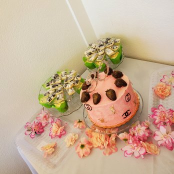 Sugar Dot Bake Shop - Strawberry cupcakes Chocolate covered Strawberries Chocolate Chip Cake - Desserts Near Me Sugar Dot Bake Shop - Strawberry cupcakes Chocolate covered Strawberries Chocolate Chip Cake - Desserts Near Me