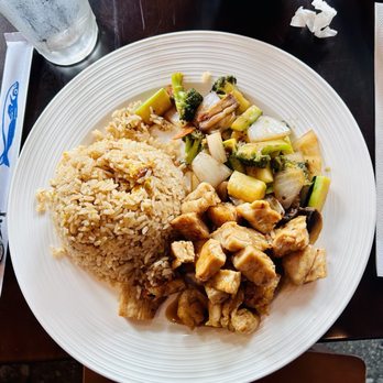 Tomo Asian Fusion - Lunch: Hibachi Chicken, mixed vegetables, fried rice, two sauces on the side - Asian Fusion Near Me - Poughkeepsie, New York