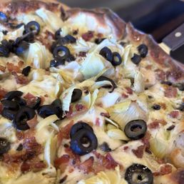 Chicken and artichoke pizza Chicken and artichoke pizza
