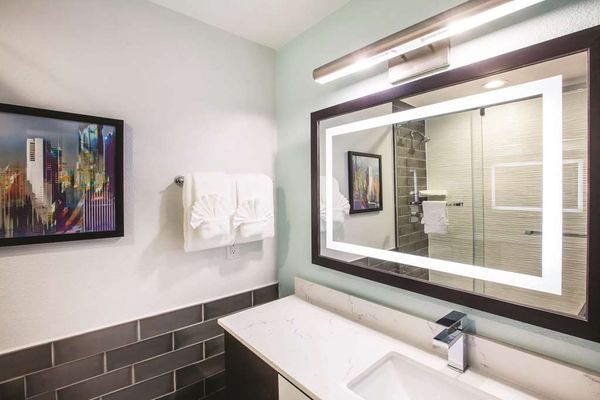La Quinta Inn & Suites by Wyndham Dallas Downtown by null