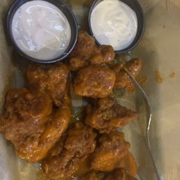 Boneless spicy garlic, and medium sauce Boneless spicy garlic, and medium sauce