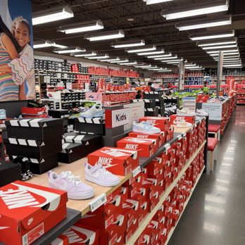 Famous Footwear Outlet - Selection - Shoe Stores Near Me - Auburn, Washington