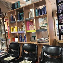 Nu-Way Hairdressing Esthetics School - Girls waiting area
