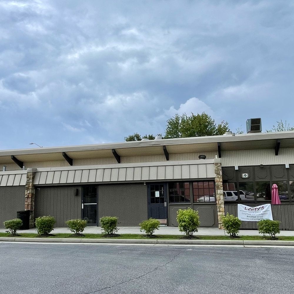 Lefty's Main Street Grille - Side view of restaurant - standalone bldg - you can see it's a pretty big place - right off Main next to Kroger, across from Cook Out - Breakfast & Brunch Near Me - Blacksburg, Virginia