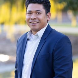 Valerie Ozella Photography - Headshot of a real estate agent in Suisun City.