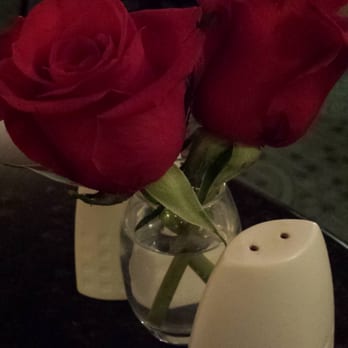 The Beach House Inn - Small rose centerpieces on each table. - Hotels Near Me - Kennebunk, Maine The Beach House Inn - Small rose centerpieces on each table. - Hotels Near Me - Kennebunk, Maine