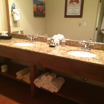 Paso Robles Inn - Double granite vanity - Hotels Near Me - Paso Robles, California Paso Robles Inn - Double granite vanity - Hotels Near Me - Paso Robles, California