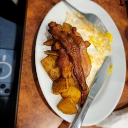 2 eggs your way with hashbrowns and bacon