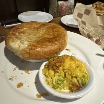 Cheddar's Scratch Kitchen - Chicken Pot Pie with Broccoli Cheese Casserole - Comfort Food Near Me - Pensacola, Florida