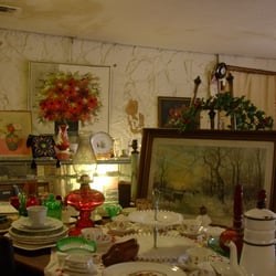 Si Quaeris Antiques & Collectibles - one display area inside the shop