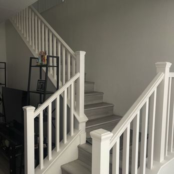 Mover Labor - The narrow stairway - Movers Near Me Mover Labor - The narrow stairway - Movers Near Me