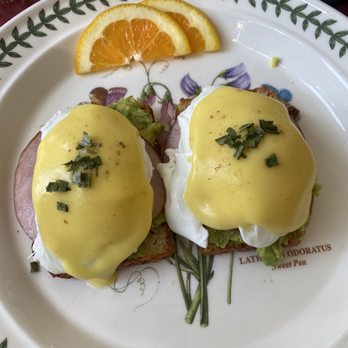 Long Dell Inn - Eggs Benedict breakfast - Bed & Breakfast Near Me - Centerville, Massachusetts