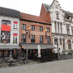 De Postiljon Taverne - Vooraanzicht op de Markt van Lokeren