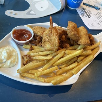 Mo's Seafood & Chowder - Combination platter - Seafood Near Me - Cannon Beach, Oregon Mo's Seafood & Chowder - Combination platter - Seafood Near Me - Cannon Beach, Oregon