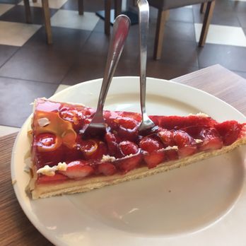 Eismeer - Riesen Stück Erdbeerkuchen - Ice Cream & Frozen Yogurt Near Me - Cuxhaven, NI