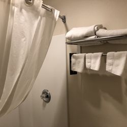 Super 8 by Wyndham Cave City - Good amount of towels