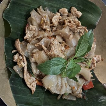Valla Table - Pad Kee Mao - Thai Near Me - New York, New York Valla Table - Pad Kee Mao - Thai Near Me - New York, New York