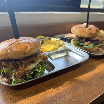 Arceneaux's on the River - Hog for cause and banh mi smashed burgers - Barbeque Near Me - Geismar, Louisiana