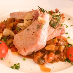 Café de Bretagne - Thunfischsteak, Polenta, Ratatouille