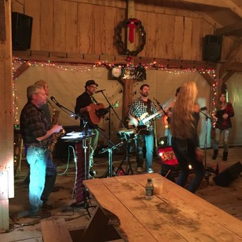 Matus Winery - a band playing in a barn - Wineries Near Me - Wakeman, Ohio