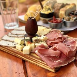 Parador El Cuadrado - La picada: lomo ahumado, jamón crudo, quesos varios.